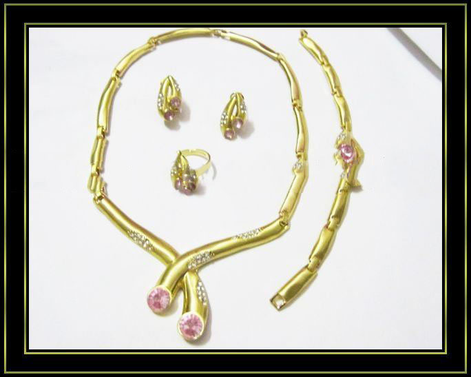 With Zircon A Set Of Electroplated Copper Alloy Jewelry